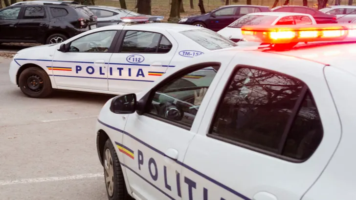 Urmărire ca-n filme în Vrancea. Un șofer fără permis a plonjat cu mașina în râu pentru a scăpa de Poliție
