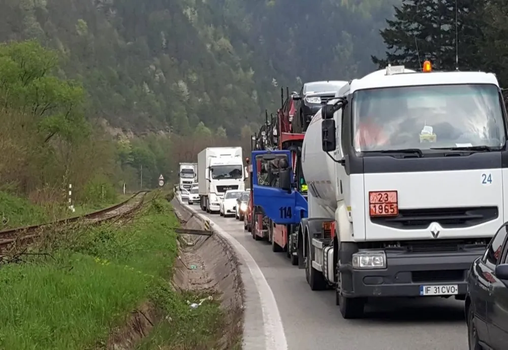 „Iadul” Oltului. Coada de mașini se întinde pe 5 kilometri din cauza lucrărilor în Călimănești 