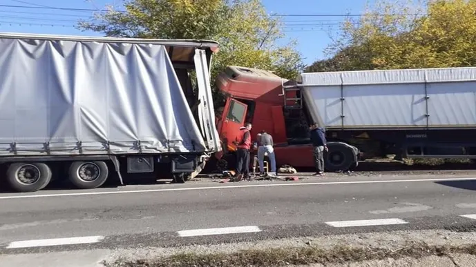 Accident cumplit, în jud. Argeș: impact devastator între două TIR-uri