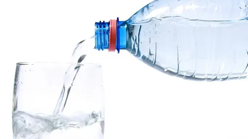 Ce se întâmplă în corpul tău dacă bei apă noaptea