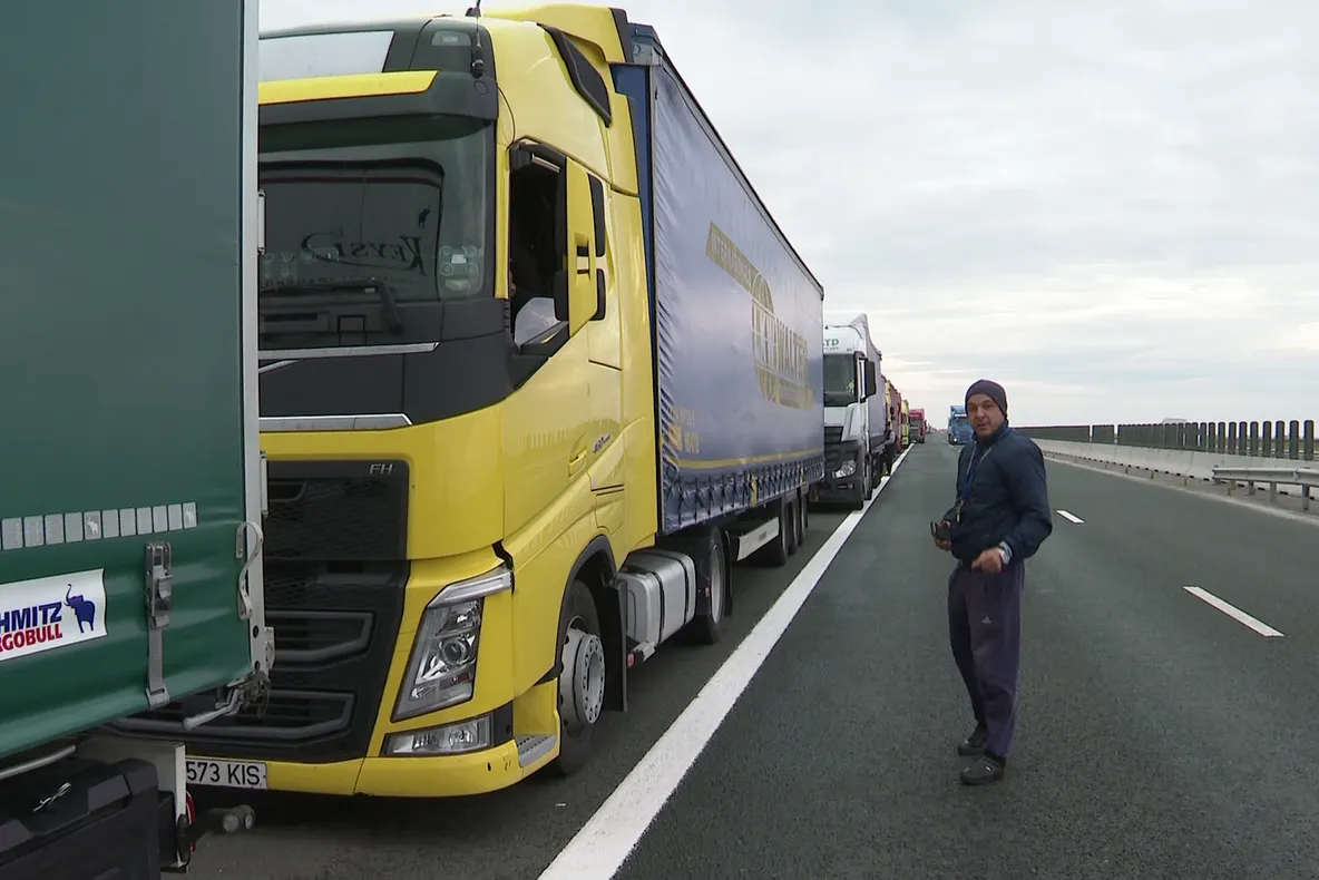 Transportatorii amenință cu blocarea frontierei cu Ungaria