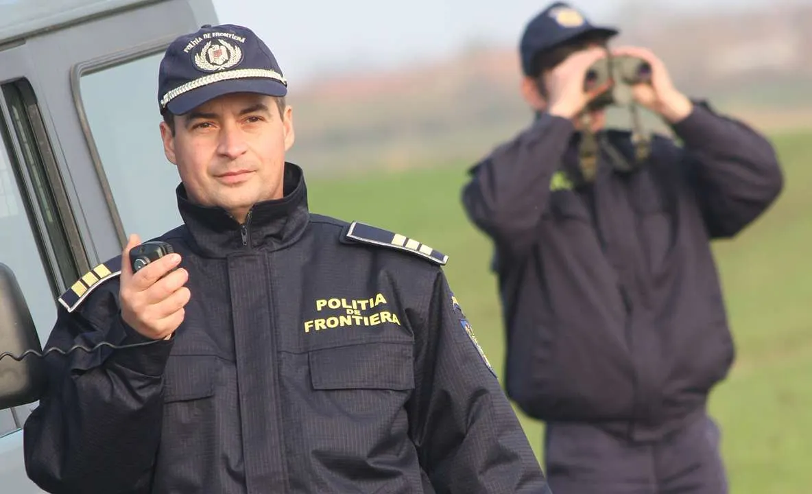 Pliculețe cu substanțe interzise, aruncate pe jos: reacția inedită a doi tineri speriaţi la vederea poliţiştilor de frontieră