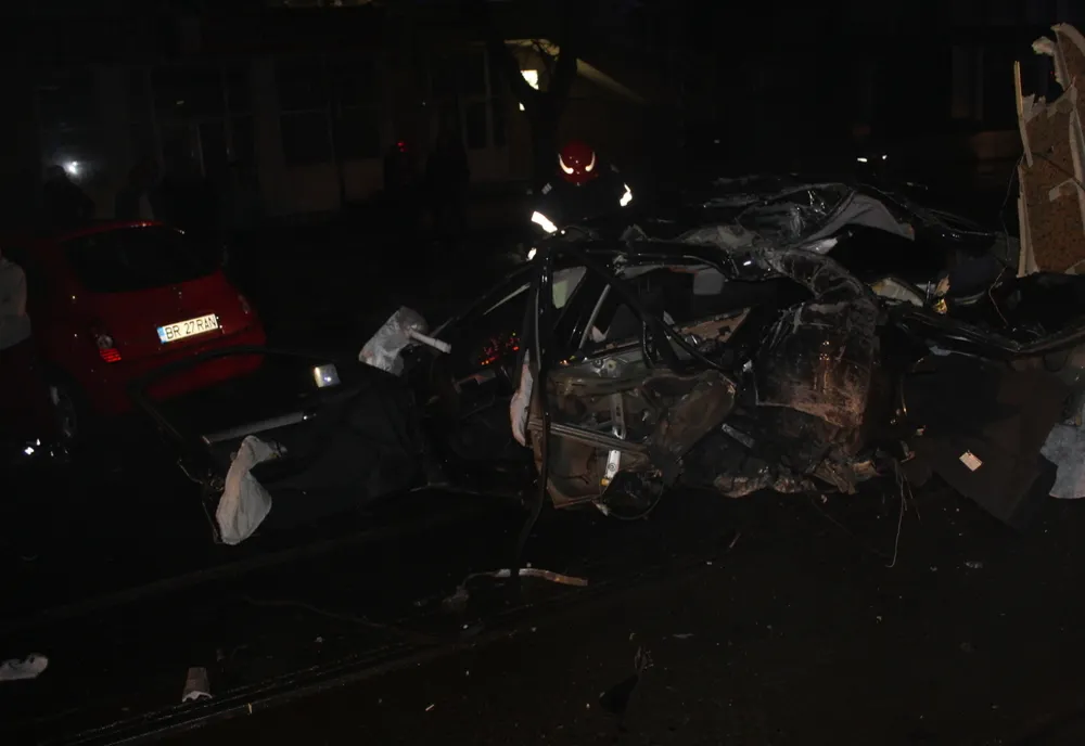Accident înfiorător, în Brăila. Bolid de lux, făcut praf: o victimă