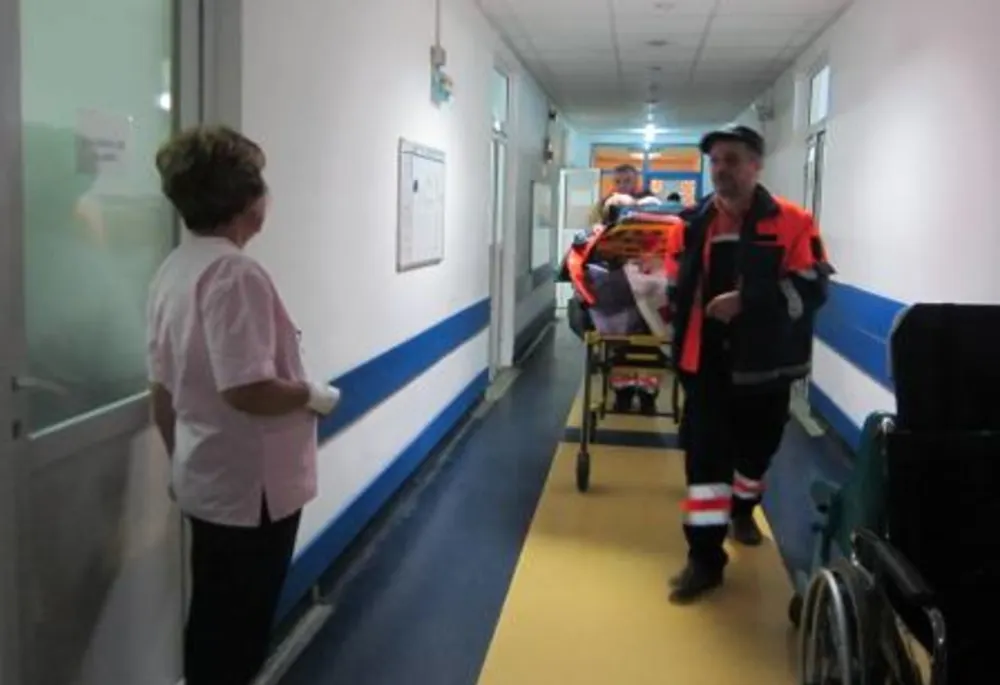 Un elev a ajuns la spital după ce a băut apă dintr-o sticlă în care colegii i-au pus săpun lichid