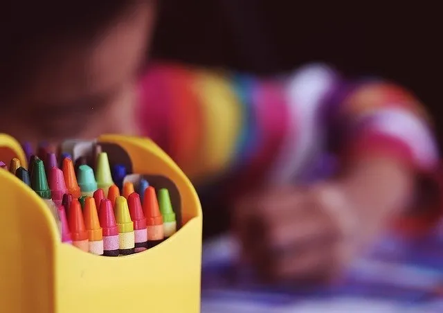 7 modalități prin care îl poți învăța pe cel mic să coloreze