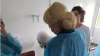 Gest controversat. Dăncilă și Pintea au intrat la spital să ia bebeluși în brațe FOTO