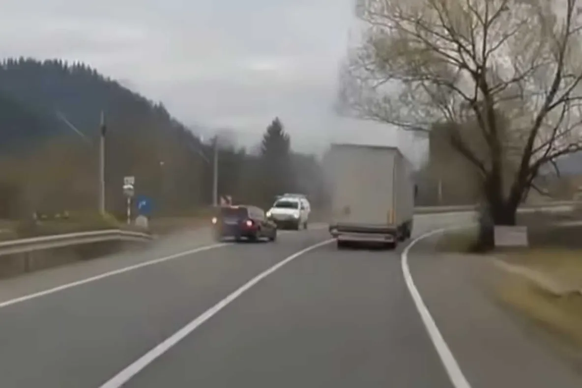 VIDEO Drumurile morții! Șoferul unei cisterne, filmat făcând depășiri criminale