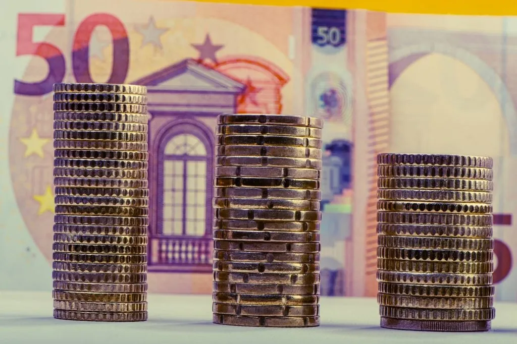 Euro a depăşit 4,85 lei la băncile comerciale