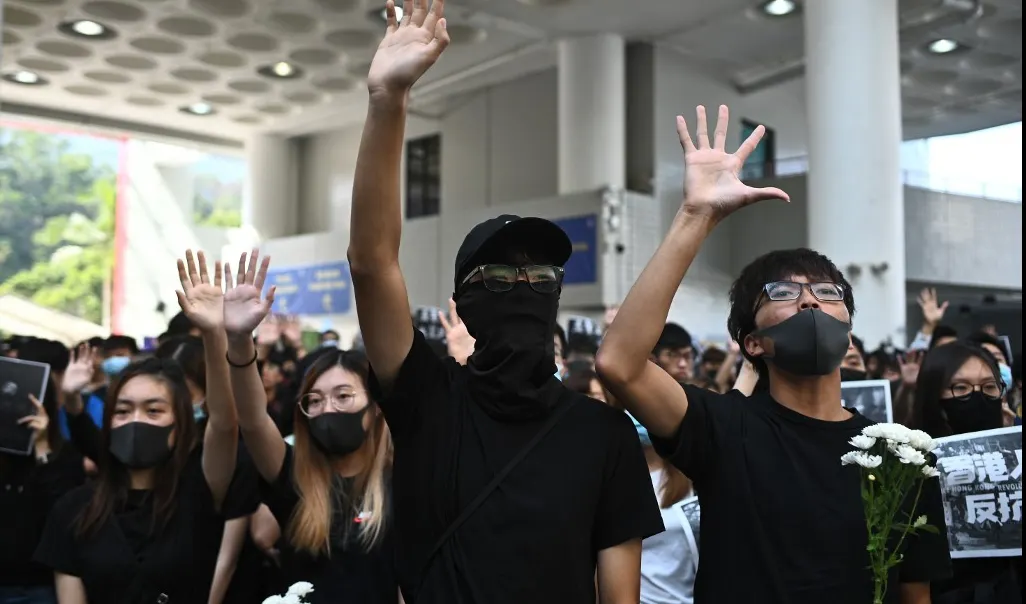 Protestele au erupt din nou în Hong Kong după moartea unui student la IT