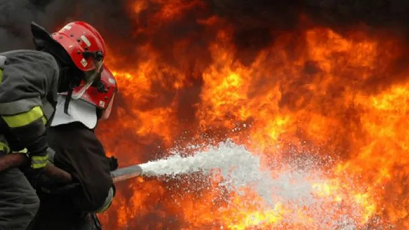 Incendiu de proporții în Vatra Dornei. Focul extins pe 800 mp