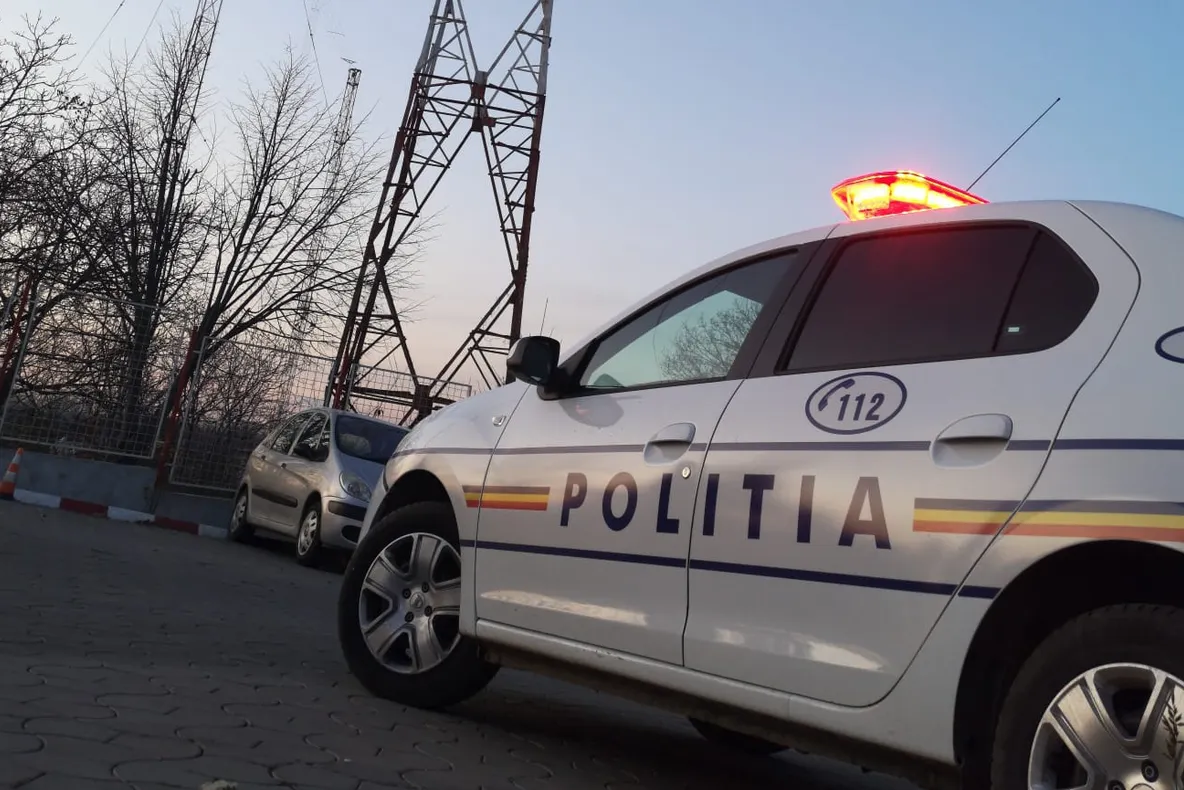 Intervenție spectaculoasă: tânăr coborât de pompieri de pe un stâlp de înaltă tensiune