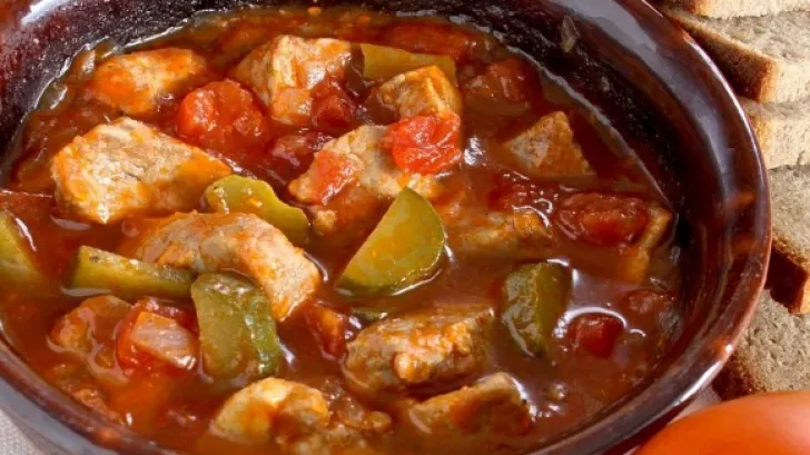 Mâncare de gogonele murate cu carne. Rețetă