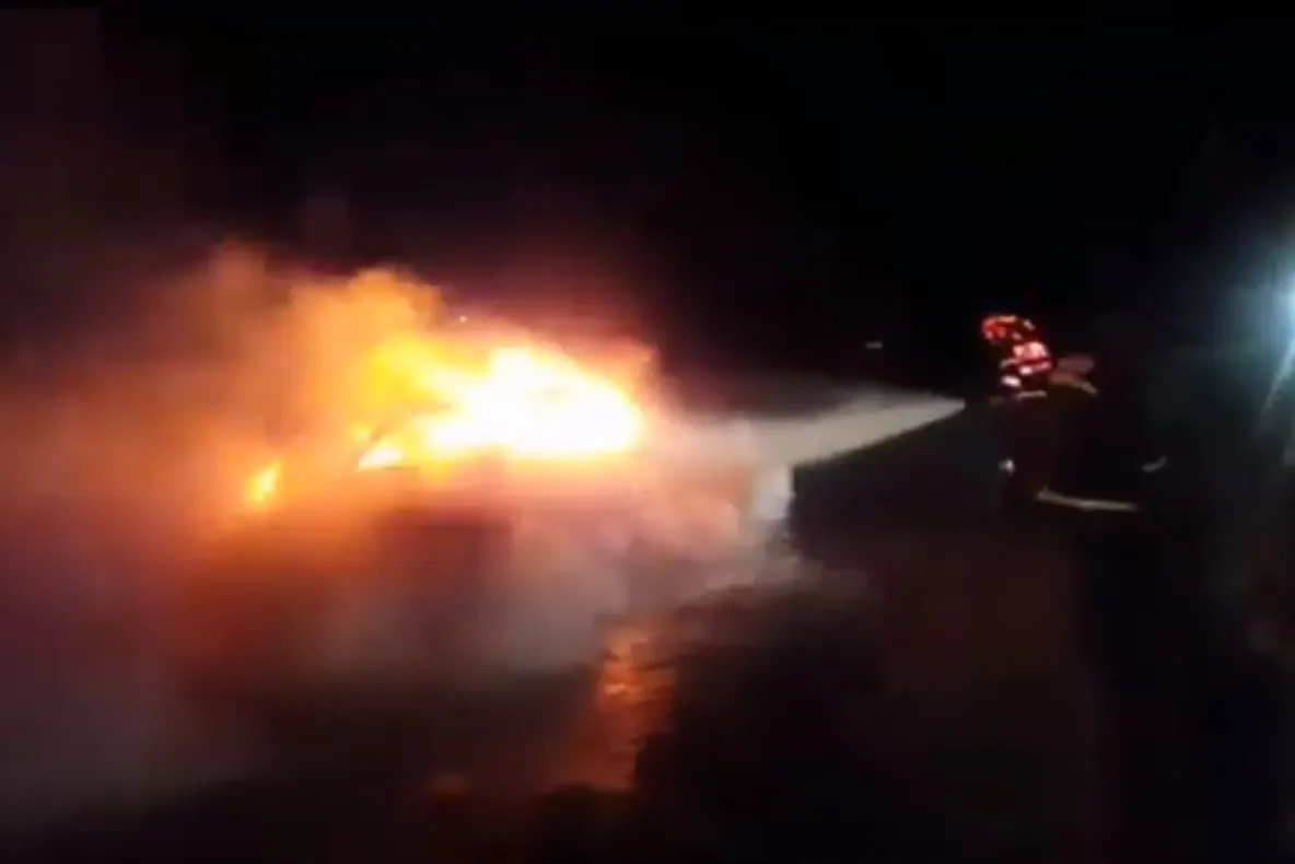 Incendiu devastator pe DN 6, într-o localitate din județul Caraș Severin. Un tir a ars în totalitate