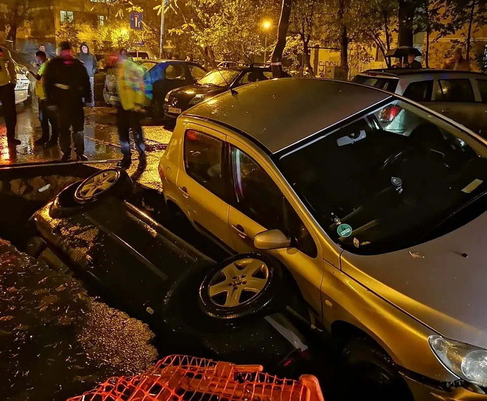 Mașini căzute într-o groapă făcută de RADET, în Sectorul 6 al Capitalei! Imagini șocante