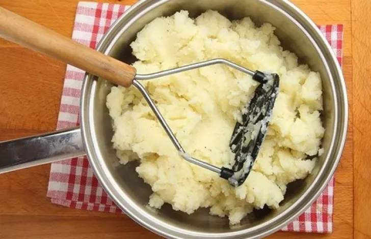Cum faci cel mai bun piure de cartofi. Un ingredient pe care şi tu îl ai în casă face diferenţa!
