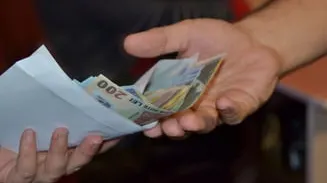 O cerere mai „specială”. Un subaltern vrea ca primarul să-i dea înapoi șpaga dată la angajare