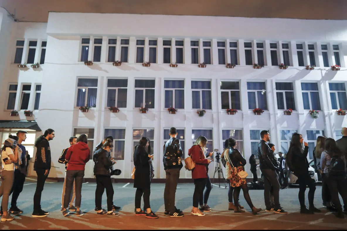 Galerie foto: Studenții stau la coadă să voteze în București, Iași și Cluj