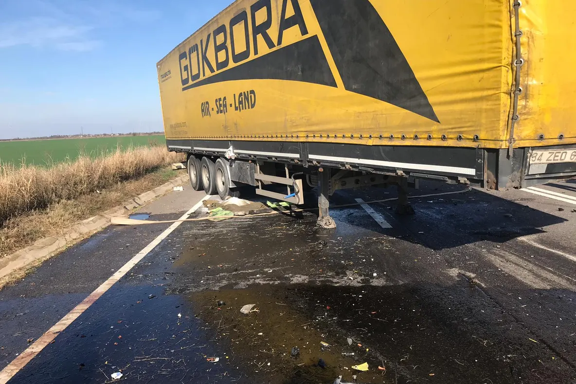 Pericol de explozie pe șosea! Un autotren cu azoatat de amoniu, implicat într-un accident mortal