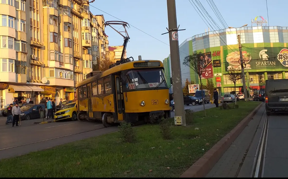 Un tramvai a sărit de pe șine direct într-un taxi. Accident șocant