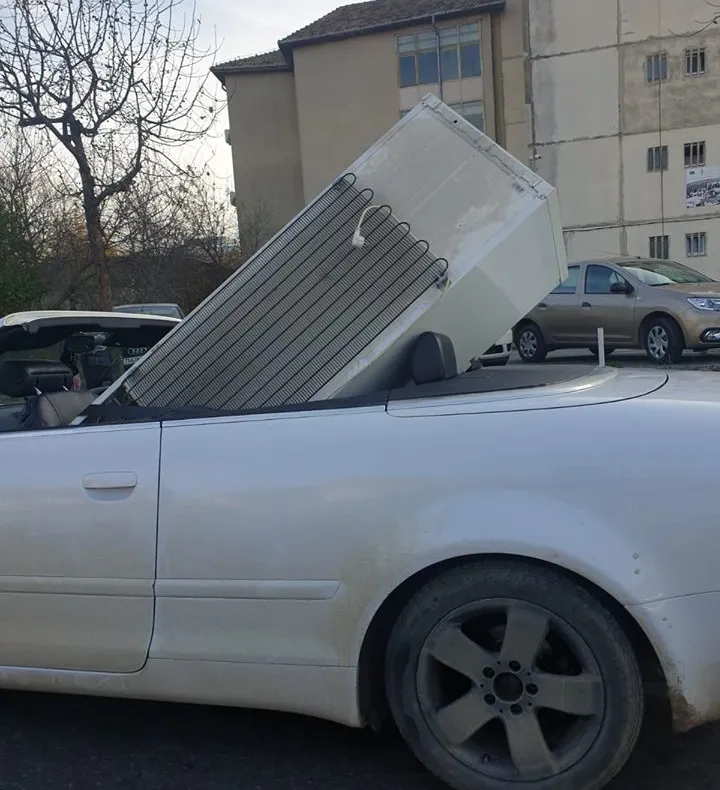 Așa se transportă un frigider în România. Imagini virale pe Facebook