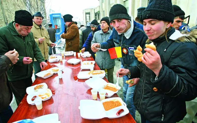 Ziua Marii Uniri. 10.000 de porţii de fasole cu cârnaţi şi varză călită cu ciolan, la Alba Iulia