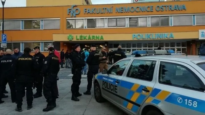 Atac armat la un spital din Cehia: cel puțin 6 morți. Suspectul s-a sinucis în mașina urmărită de poliție