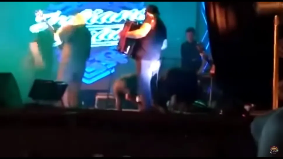 VIDEO dramatic. Un cunoscut cântăreț a murit pe scenă, după ce a suferit un infarct