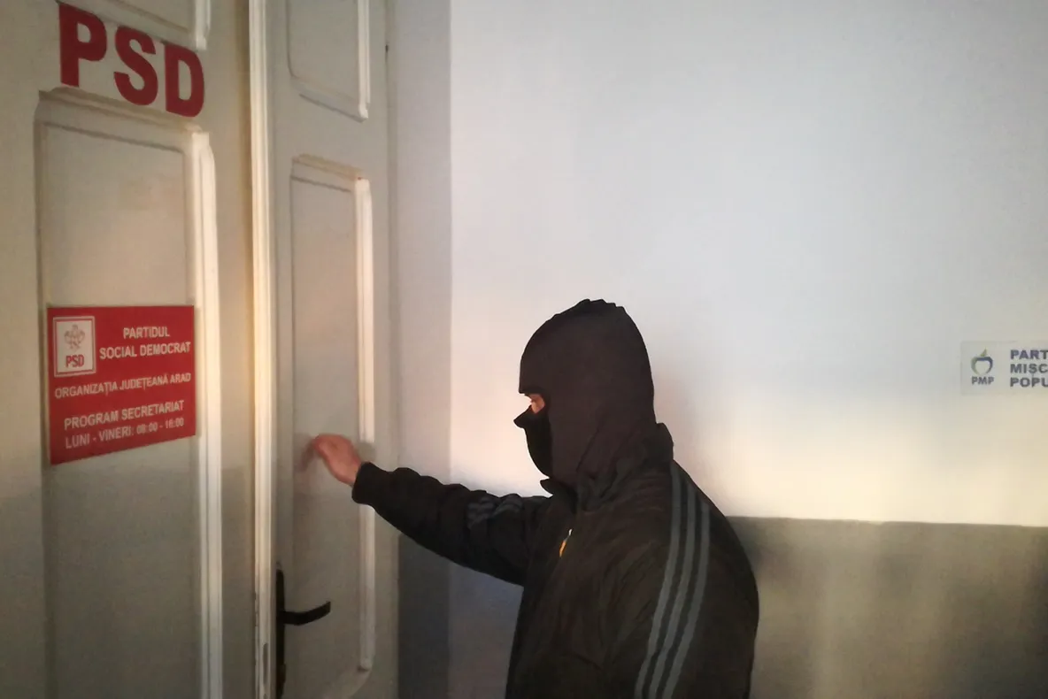 Percheziții DNA la sediul PSD Arad. Trei parlamentari duși la audieri. "Am calitatea de suspect pentru trafic de influenţă"