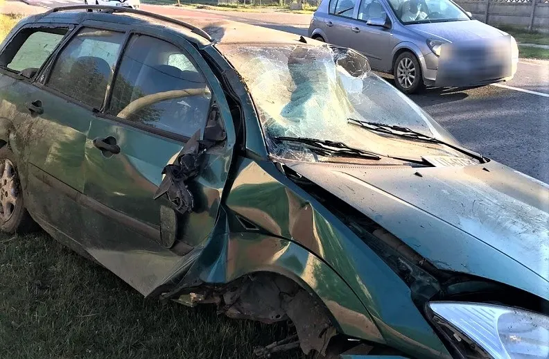 Accident cu cinci răniți, după ciocnirea a două autoturisme cu un TIR