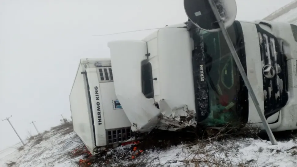 Un TIR cu citrice s-a răsturnat în apropiere de Stâna Costești(Video)