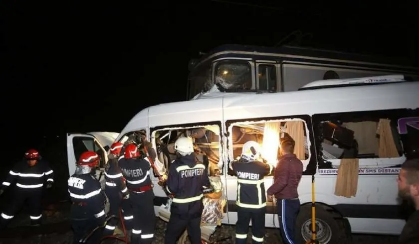 Un microbuz a spulberat un autoturism. Doi oameni au murit pe loc
