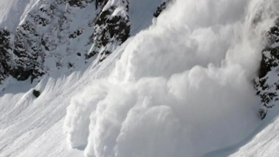 Iarna strică vacanțele împătimiților de munte. Risc imens de avalanșe în Carpații Meridionali și în Bucegi