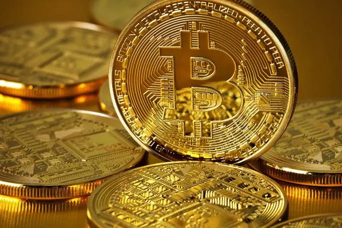 Brokeri români: N-ar fi o surpriză să vedem fluctuații de 20%-25% ale cotației Bitcoin