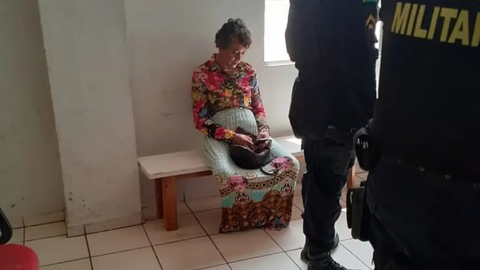 S-a îmbrăcat în hainele mamei sale, ca să dea examen în locul ei