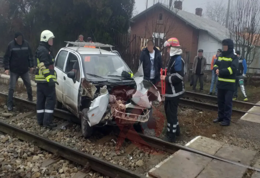 Mașină lovită de tren. Ce a pățit șoferul de 77 de ani