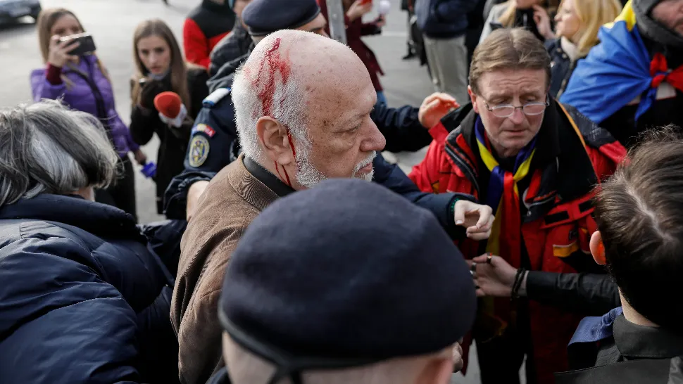 Violențe în Piața Universității. Gelu Voican Voiculescu, rănit grav. "Mergem înainte!" FOTO + VIDEO