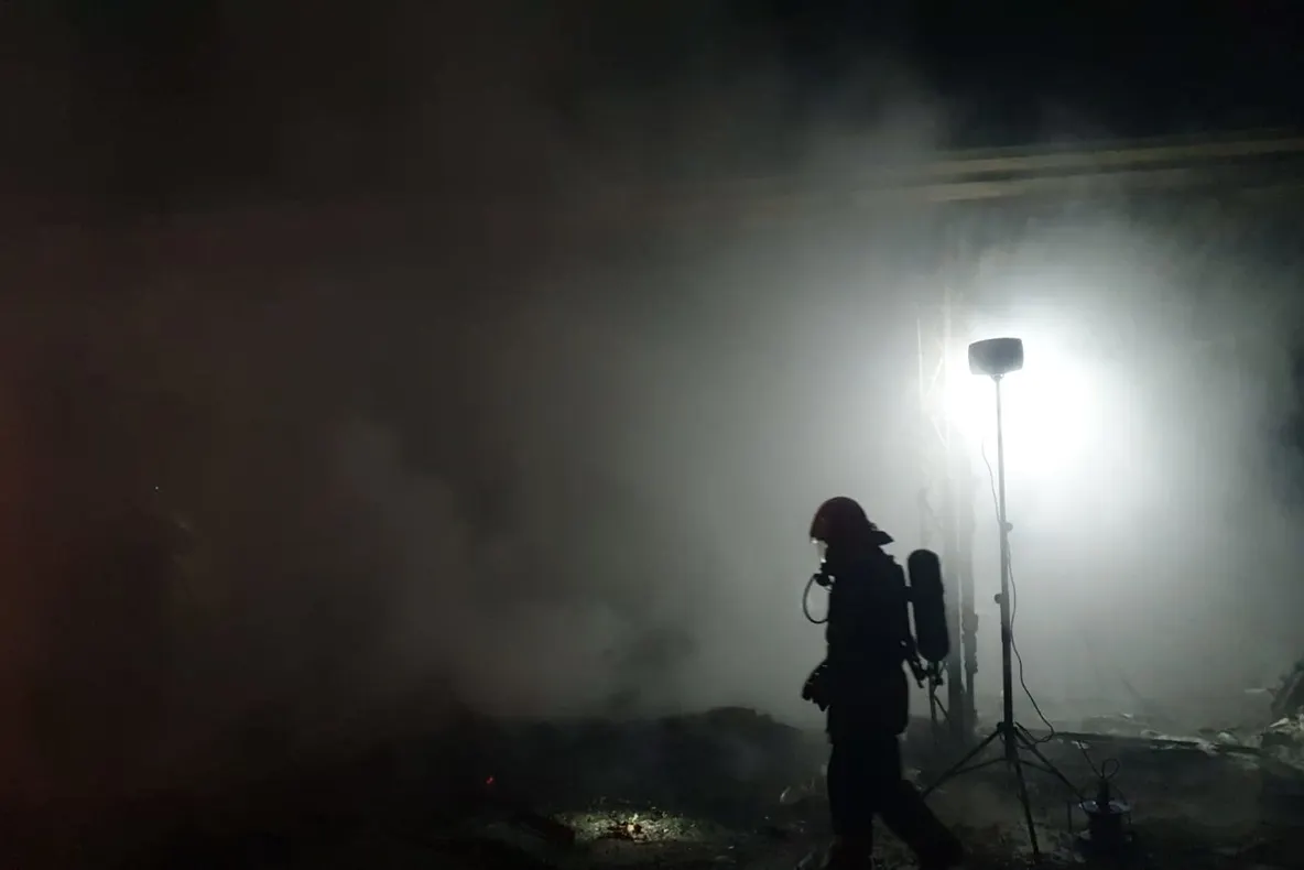 Incendiu puternic la o hală din județul Argeș. VIDEO