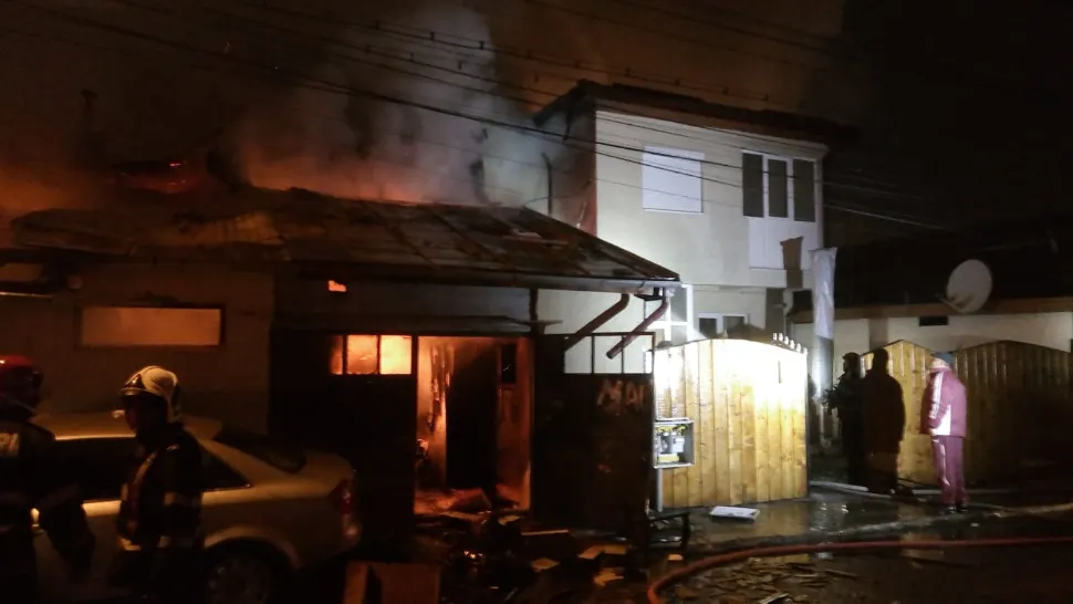 Incendiu puternic în București. Șase case au fost cuprinse de flăcări. Au venit 14 autospeciale de stingere și 5 ambulanțe SMURD
