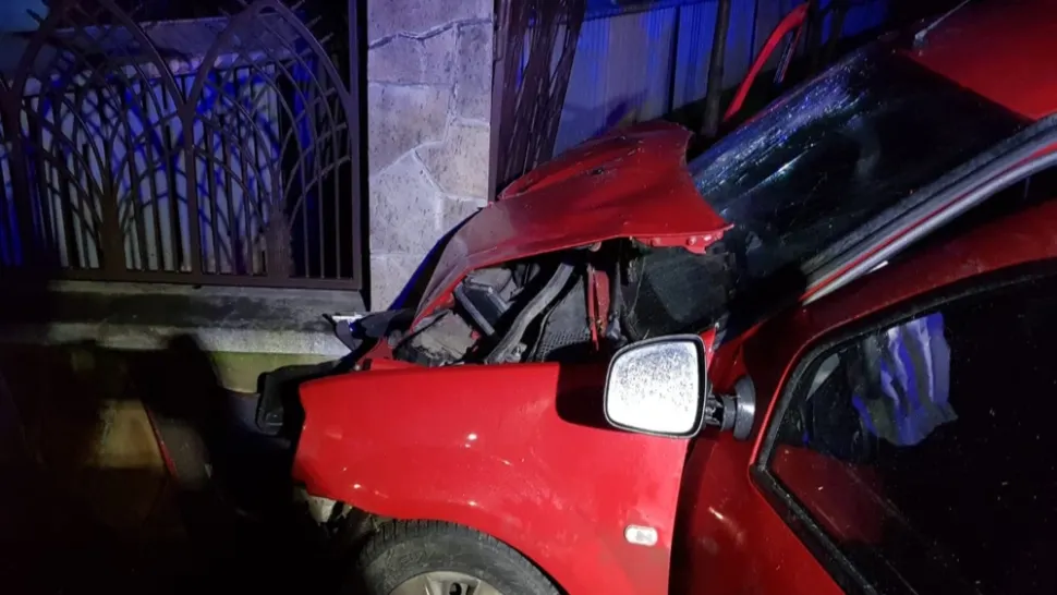 Accident grav, în jud. Suceava: 4 victime, după ce s-au izbit cu mașina de un gard de beton