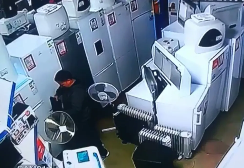 VIDEO INCREDIBIL! Cum să furi un laptop în câteva secunde!