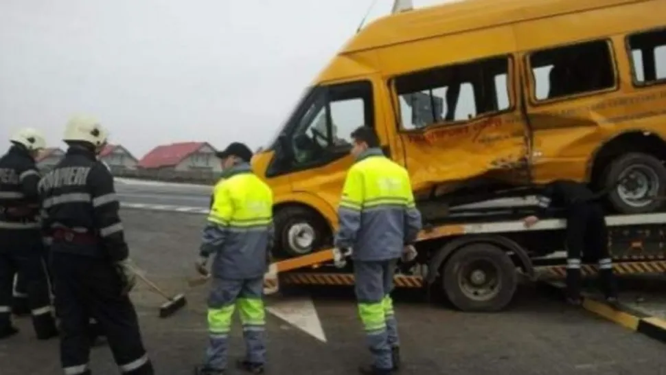 Accident grav cu un microbuz școlar 