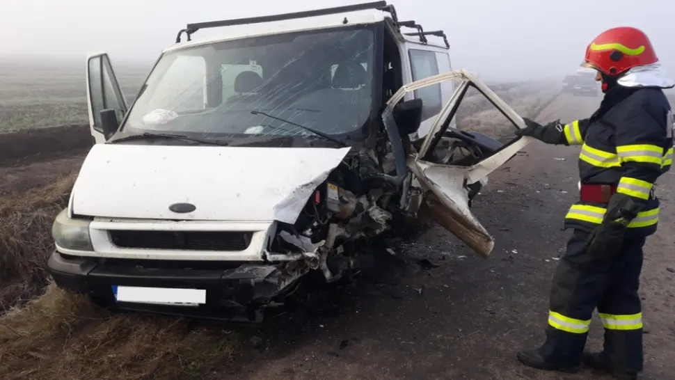 VIDEO Două persoane rănite într-un accident rutier, în județul Olt