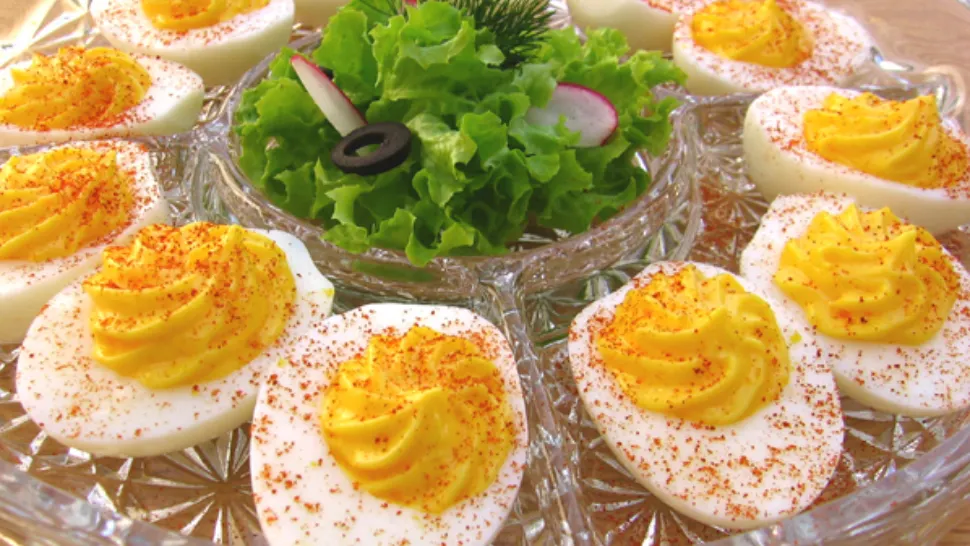 Ouă umplute, rețeta nelipsită de la masa de Revelion. Ingredientul secret