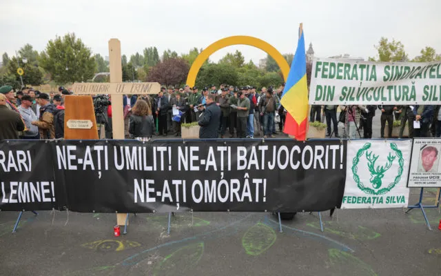 Legea prin care pădurarii primesc arme letale, promulgată de Iohannis