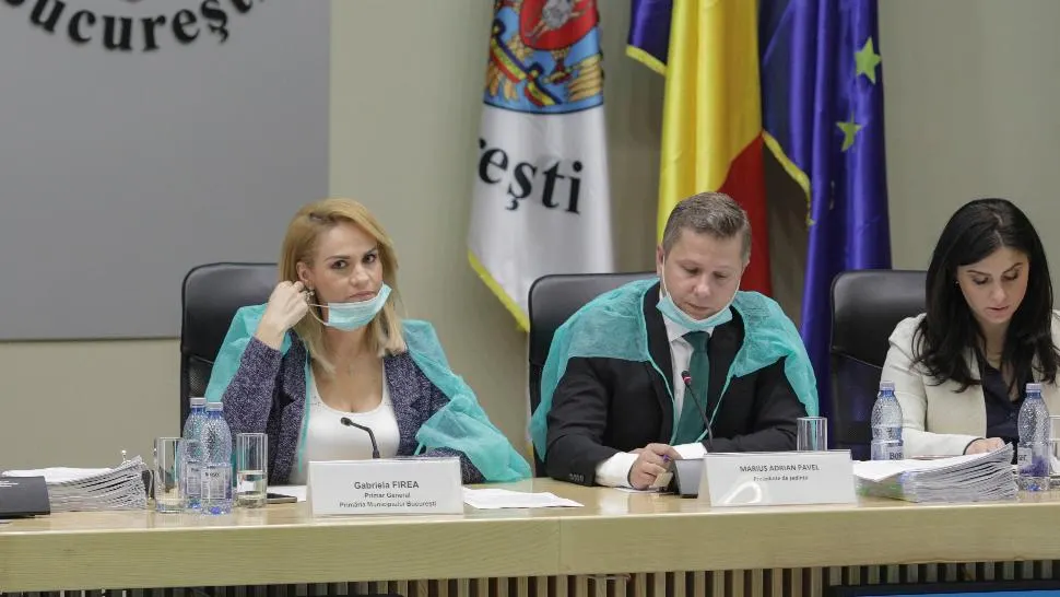 Primarul și consilierii genarali ai PSD, cu halate și măști la ședința CGMB!  Firea:  Ne protejăm de virușii guvernamentali!
