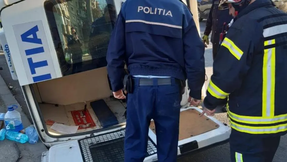 Accident în București. O dubă de Poliție s-a răsturnat după ce a lovit două mașini