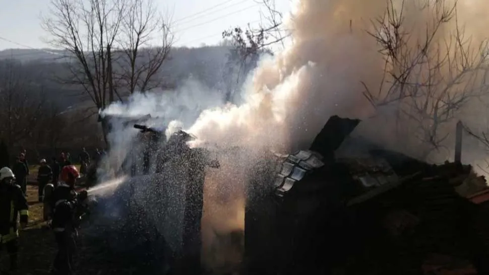  Casă mistuită de flăcări din cauza unui cazan de făcut rachiu – VIDEO