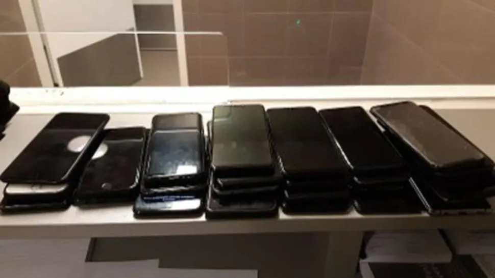 Un român a furat 30 de telefoane în Olanda. Polițiștii au rămas blocați când au văzut unde le ascundea