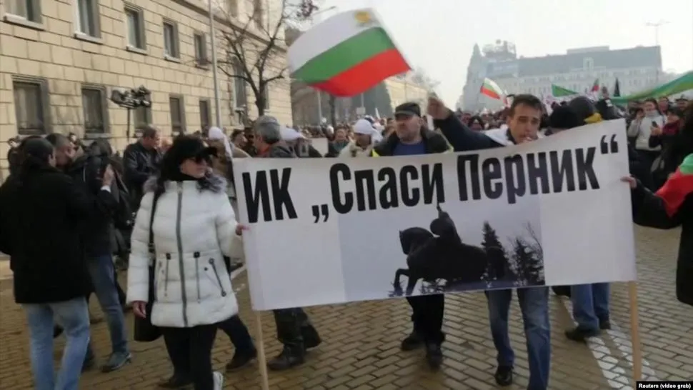 Nebunie la Sofia! Proteste cu gaze lacrimogene