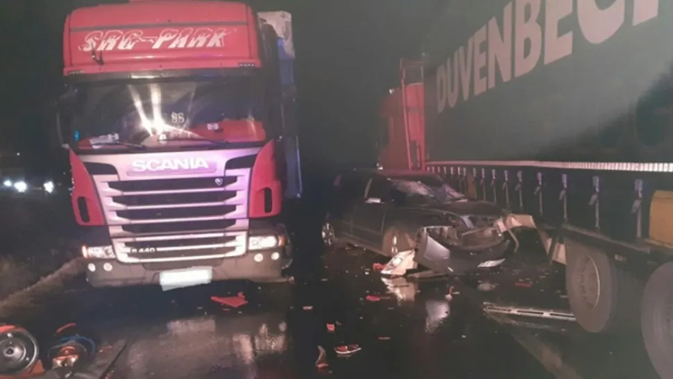 Accident cumplit. Un autoturism a fost lovit de două TIR-uri